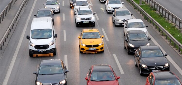 İstanbul'da bazı güzergahlarda trafik yoğunluğu yaşanıyor