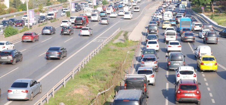 İstanbul'da trafik yoğunluğu yaşanıyor