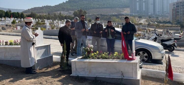 İzmir depreminde hayatını kaybedenler mezarları başında anılıyor