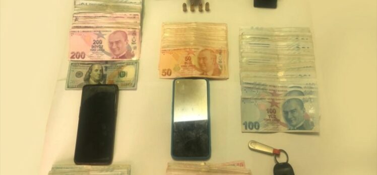 İzmir'de silahla 75 bin lira gasp ettikleri belirlenen şüpheliler tutuklandı