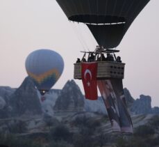 Kapadokya'da balonlar Türk bayrakları ve Atatürk posteri ile uçtu