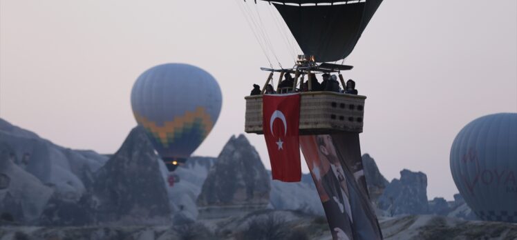 Kapadokya'da balonlar Türk bayrakları ve Atatürk posteri ile uçtu