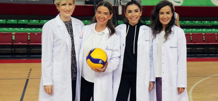 Karşıyakalı voleybolcular, meme kanseri farkındalığı için kadın doktorlarla maç yaptı