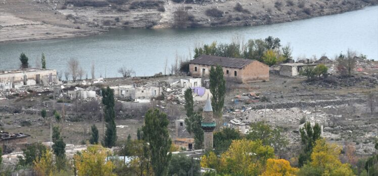 Kars'taki barajın seviyesi düşünce su altındaki tarihi yapılar gün yüzüne çıktı