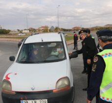 Kayseri'de jandarma trafik kontrolünde baklava ve çikolata ikram etti