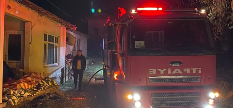 Kırklareli'nde salça hazırlamak için yakılan ateş iki evin yanmasına neden oldu