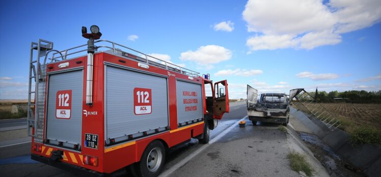 Kırklareli'nde seyir halindeki kamyonet yandı