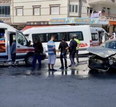 Kırşehir'de kaldırımda bekleyen iki gencin kazadan son anda kurtulması kameraya yansıdı