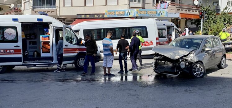 Kırşehir'de kaldırımda bekleyen iki gencin kazadan son anda kurtulması kameraya yansıdı