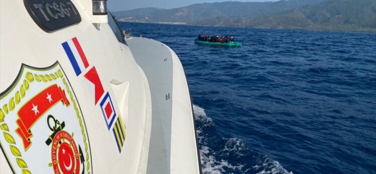 Kuşadası açıklarında bulunan lastik bottaki 26 düzensiz göçmen kurtarıldı