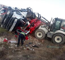 Kütahya'da beton mikseri devrildi, sürücü öldü, bir kişi yaralandı