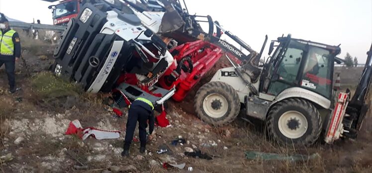 Kütahya'da beton mikseri devrildi, sürücü öldü, bir kişi yaralandı