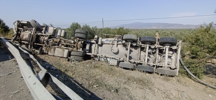 Manisa'da devrilen tırın sürücüsü ağır yaralandı