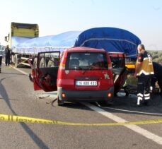 Manisa'da park halindeki tıra çarpan otomobilin sürücüsü öldü