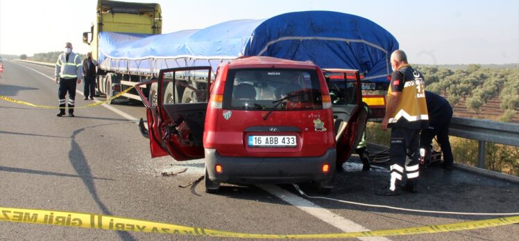 Manisa'da park halindeki tıra çarpan otomobilin sürücüsü öldü