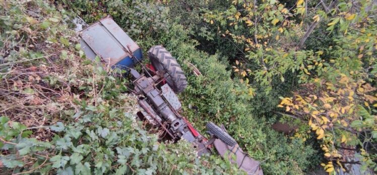 Manisa'da traktörün devrildiği kazada sürücü öldü, bir kişi yaralandı