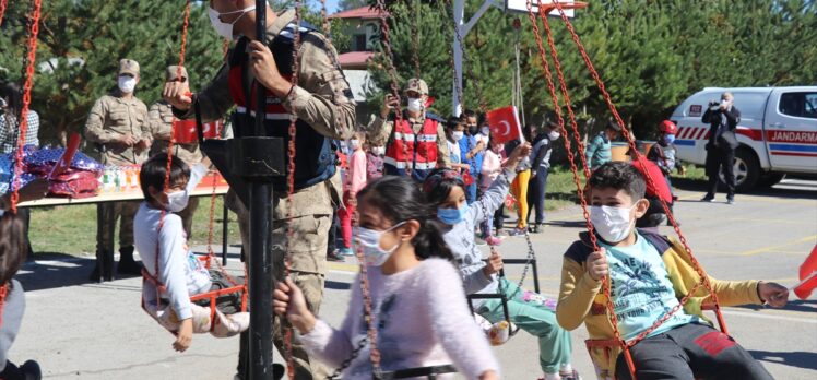 Mehmetçikten köydeki öğrencilere dönme dolap sürprizi