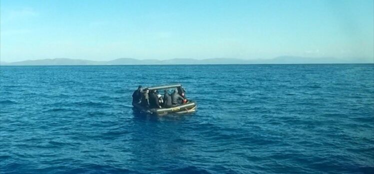 Muğla açıklarında Türk kara sularına itilen 28 düzensiz göçmen kurtarıldı