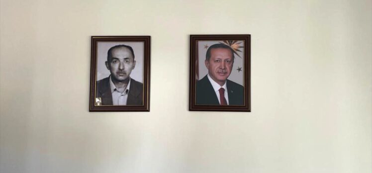 Muğla'da yangın mağduru kadına babasına benzettiği Cumhurbaşkanı Erdoğan'ın fotoğrafı hediye edildi