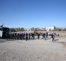 Muş'ta polislerin “toplumsal olaylara müdahale tatbikatı” gerçeği aratmadı