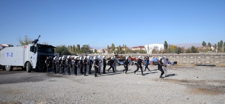 Muş'ta polislerin “toplumsal olaylara müdahale tatbikatı” gerçeği aratmadı