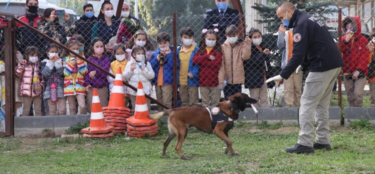 Narkotik köpeği “Sezar” öğrencilerin ilgi odağı oldu