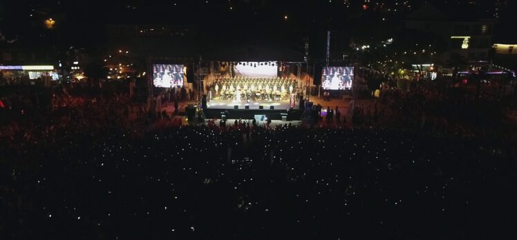 Rus Kızılordu Korosu ve Haluk Levent Fethiye'de konser verdi