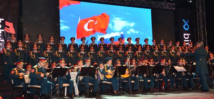 Rus Kızılordu Korosu ve Haluk Levent Manavgat’ta konser verdi