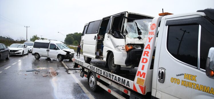 Sakarya'da zincirleme trafik kazasında 3 kişi yaralandı