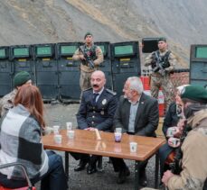 Şehit polisin ailesi Hakkari'de oğullarının şehit olduğu kontrol noktasını ziyaret etti