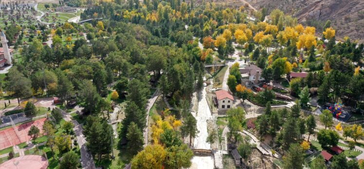 Sivas'ta Tecer Dağı ve Paşabahçe Mesire Alanı sonbahar renkleriyle etkiliyor