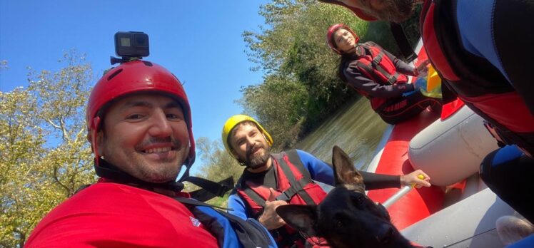 Sokak hayvanları konusunda farkındalık oluşturmak için köpekle rafting yaptı