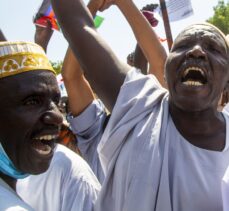 Sudan'da binlerce kişi hükümetin feshi talebiyle Cumhurbaşkanlığı Sarayı önünde toplandı