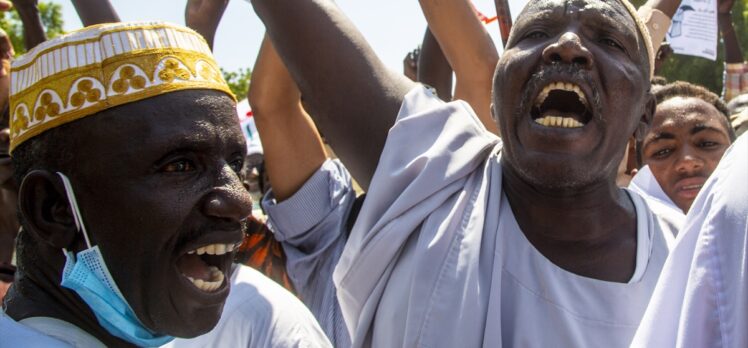 Sudan'da binlerce kişi hükümetin feshi talebiyle Cumhurbaşkanlığı Sarayı önünde toplandı