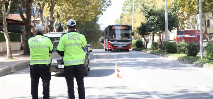 Toplu taşıma araçlarına yolcu olarak binen polis sürücü ihlallerini belirliyor