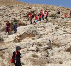 Türk Kızılay gönüllülerinden 3 bin 500 yıllık Akabe Yolu'nda doğa yürüyüşü