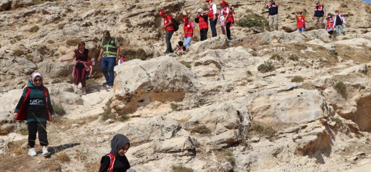 Türk Kızılay gönüllülerinden 3 bin 500 yıllık Akabe Yolu'nda doğa yürüyüşü