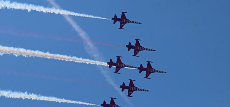 Türk Yıldızları, Fethiye'de gösteri uçuşu yaptı