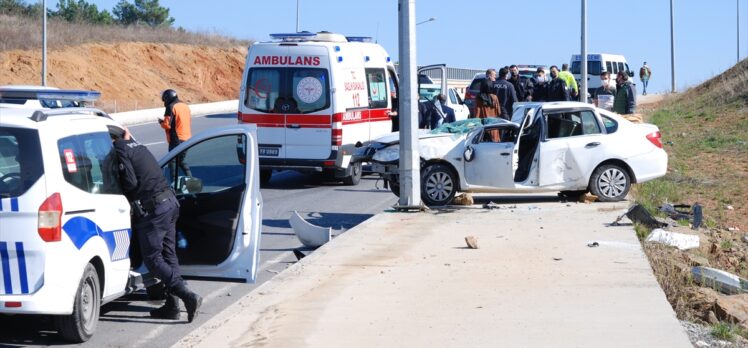 Tuzla'da virajı alamayarak devrilen otomobildeki 2 kişi yaralandı