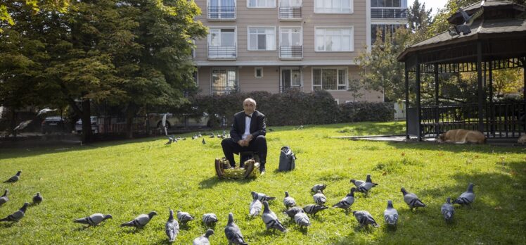 Papyonlu boyacı 45 yıldır ayakkabıları parlatıyor