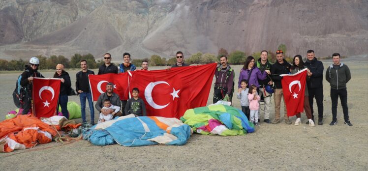 Yamaç paraşütçüleri Cumhuriyet Bayramını gökyüzüne Türk bayrağı açarak kutladı