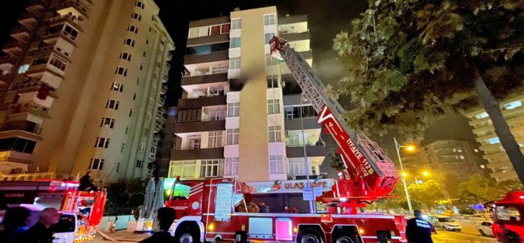 Adana'da oturduğu evi yakarak eşyaları balkondan atan genç gözaltına alındı