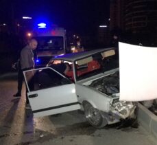 Adana'da refüje çarpan otomobilin sürücüsü yaralandı