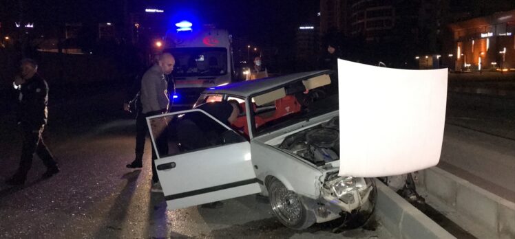 Adana'da refüje çarpan otomobilin sürücüsü yaralandı