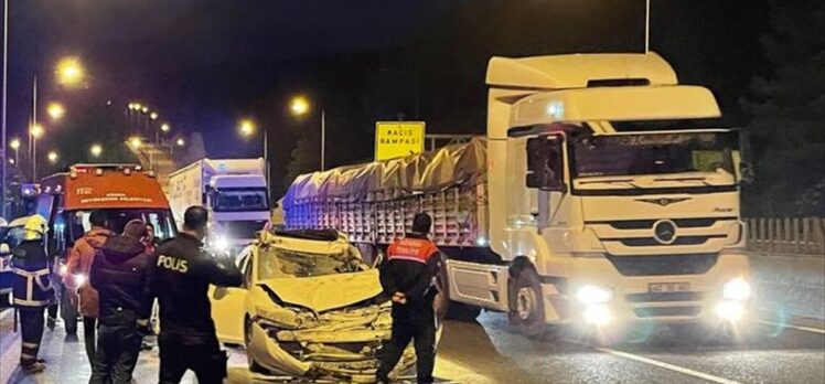 Adana'da tıra arkadan çarpan otomobilin sürücüsü öldü, oğlu yaralandı