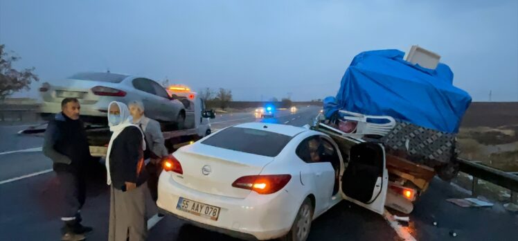 Adıyaman'da kamyonete arkadan çarpan otomobildeki 5 kişi yaralandı