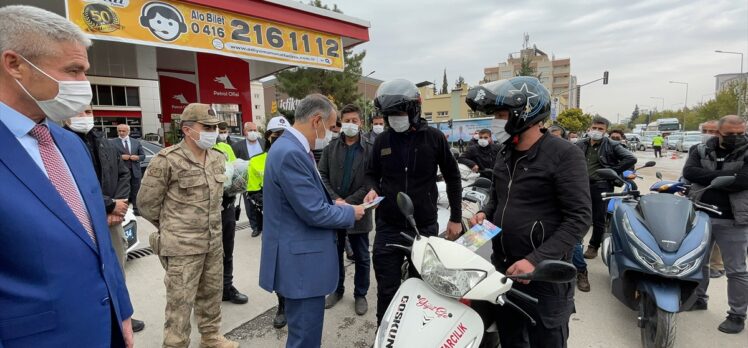 Adıyaman'da motosiklet sürücülerine kask dağıtıldı