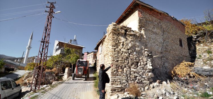 AFAD, Konya'daki depremden etkilenen mahalleye çadır kurdu