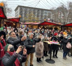 Almanya’da tarihi Köln Katedrali önünde Türkçe ezgiler seslendirildi