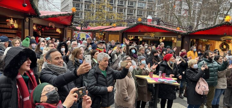 Almanya’da tarihi Köln Katedrali önünde Türkçe ezgiler seslendirildi